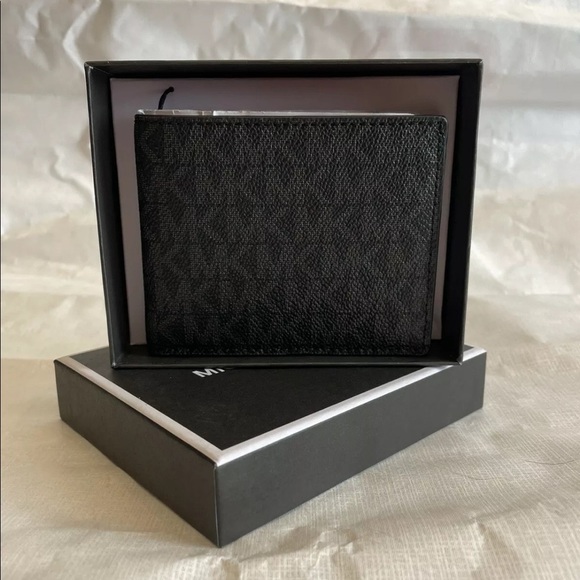 Michael Kors Wallet - Picture 2 of 4